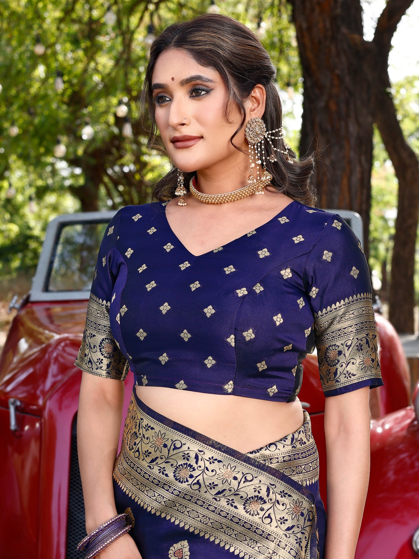 Majestic Magnificence Navy Blue and Coral Silk Saree with Intricate Zari Work
