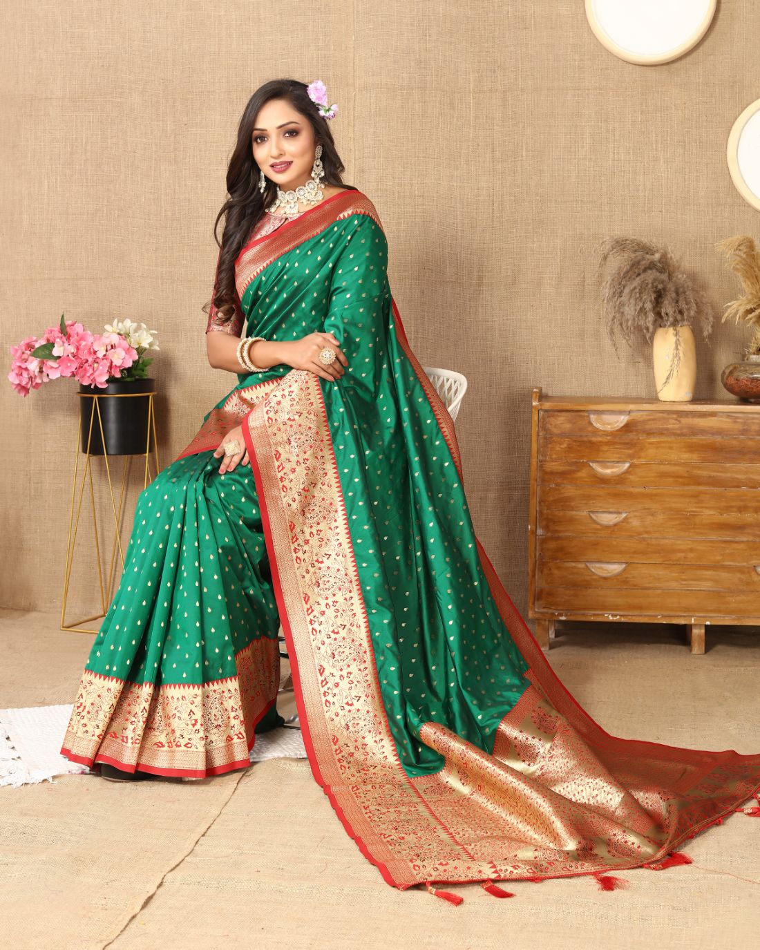 Dark Green Color Exclusive Soft Silk Zari Woven Work With Rich Pallu and Contrast Border With Tessels Women's Saree with Unstiched Blouse Pieces.