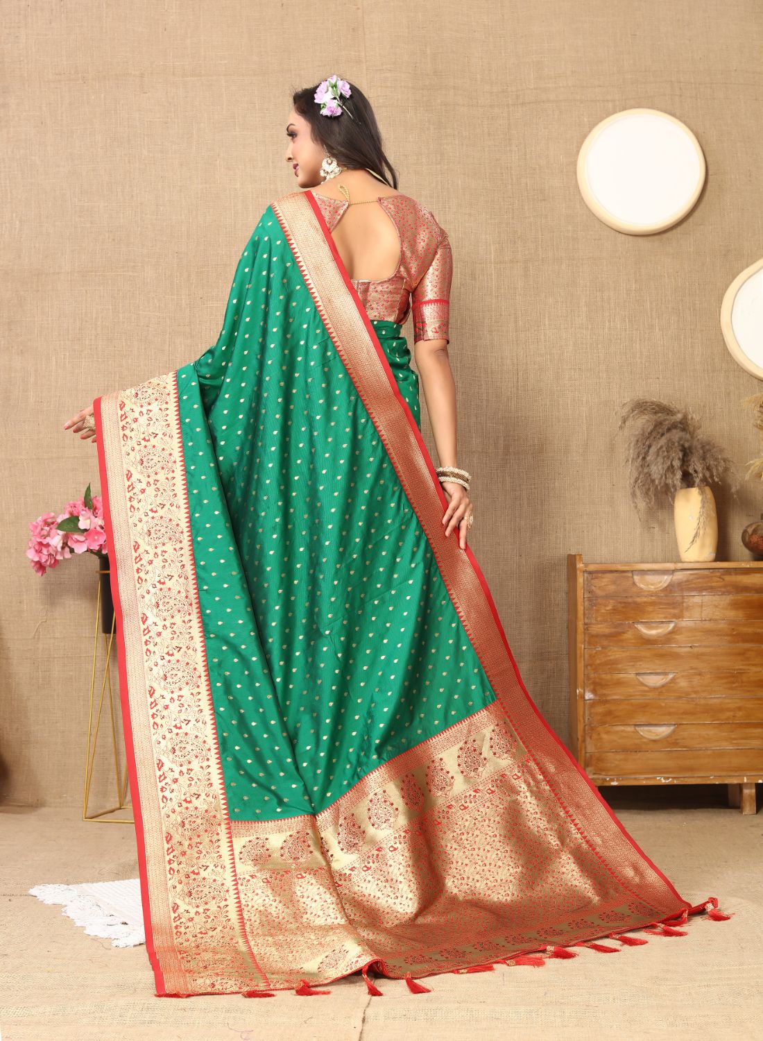 Dark Green Color Exclusive Soft Silk Zari Woven Work With Rich Pallu and Contrast Border With Tessels Women's Saree with Unstiched Blouse Pieces.