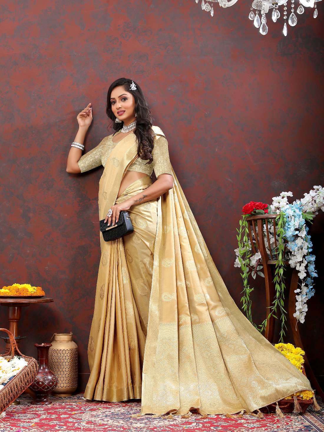 Cream Soft Cotton Silk Saree With Zari Weawing Design And Rich Zari Weawing Pallu With Contrast Border & Tessels Attach In Pallu With Unstiched Blouse Pieces.