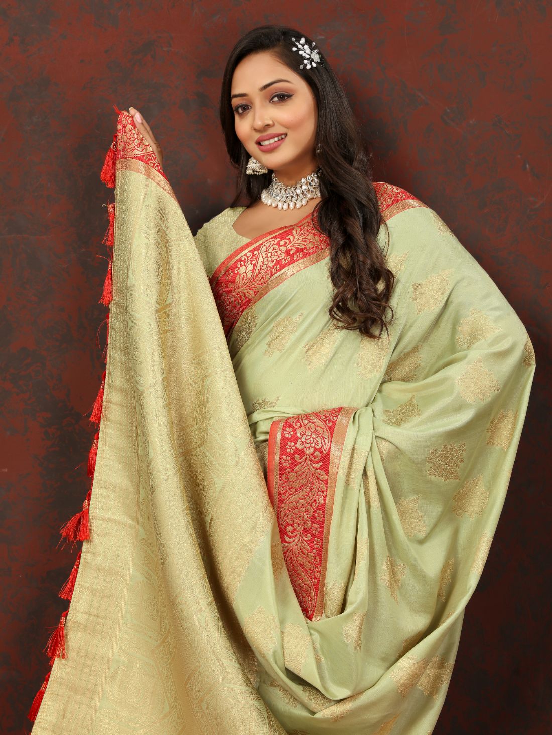 Light Green Soft Cotton Silk Saree with Zari Weawing Design and Rich Zari Weawing Pallu with Contrast Border & Tessels attach in Pallu with Unstiched Blouse Pieces.
