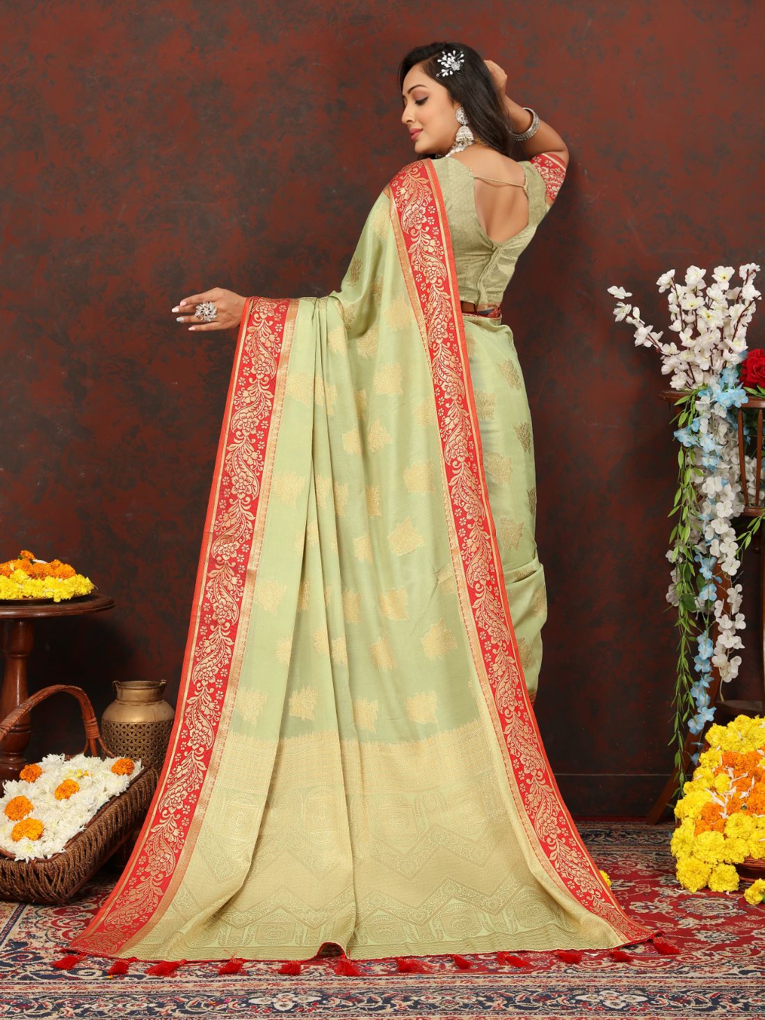 Light Green Soft Cotton Silk Saree with Zari Weawing Design and Rich Zari Weawing Pallu with Contrast Border & Tessels attach in Pallu with Unstiched Blouse Pieces.