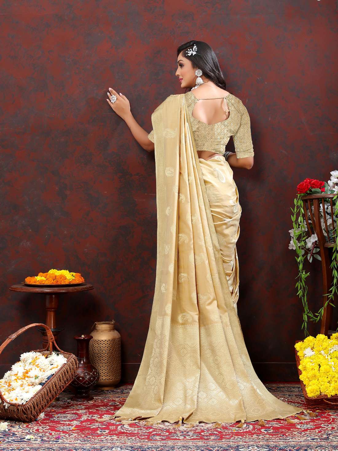Cream Soft Cotton Silk Saree With Zari Weawing Design And Rich Zari Weawing Pallu With Contrast Border & Tessels Attach In Pallu With Unstiched Blouse Pieces.