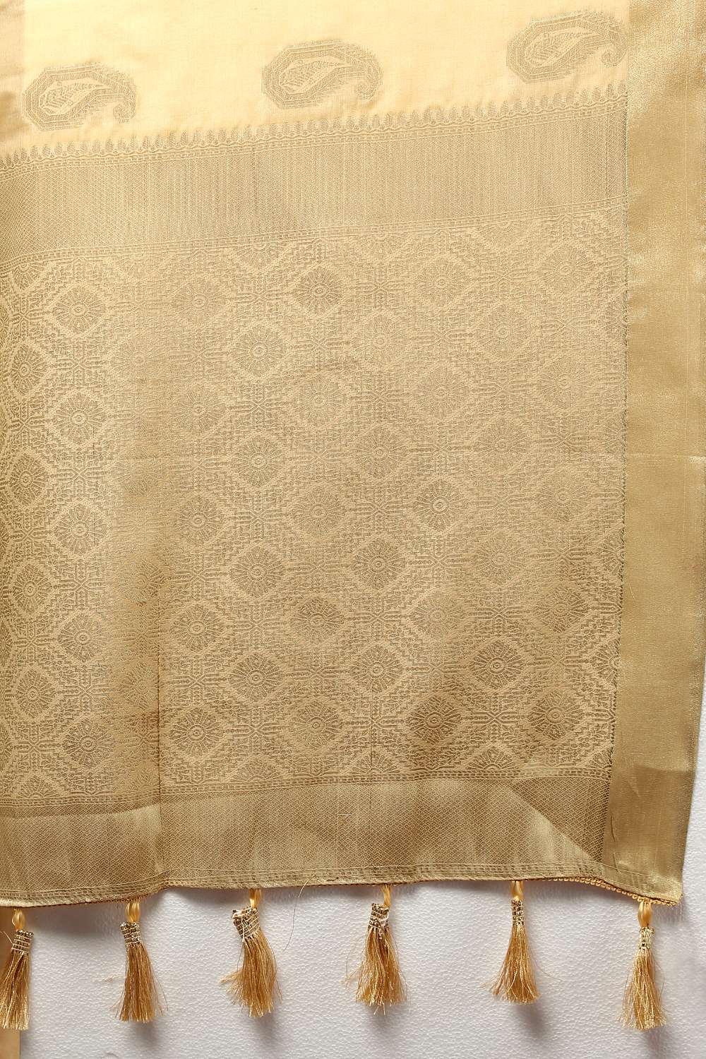 Cream Soft Cotton Silk Saree With Zari Weawing Design And Rich Zari Weawing Pallu With Contrast Border & Tessels Attach In Pallu With Unstiched Blouse Pieces.