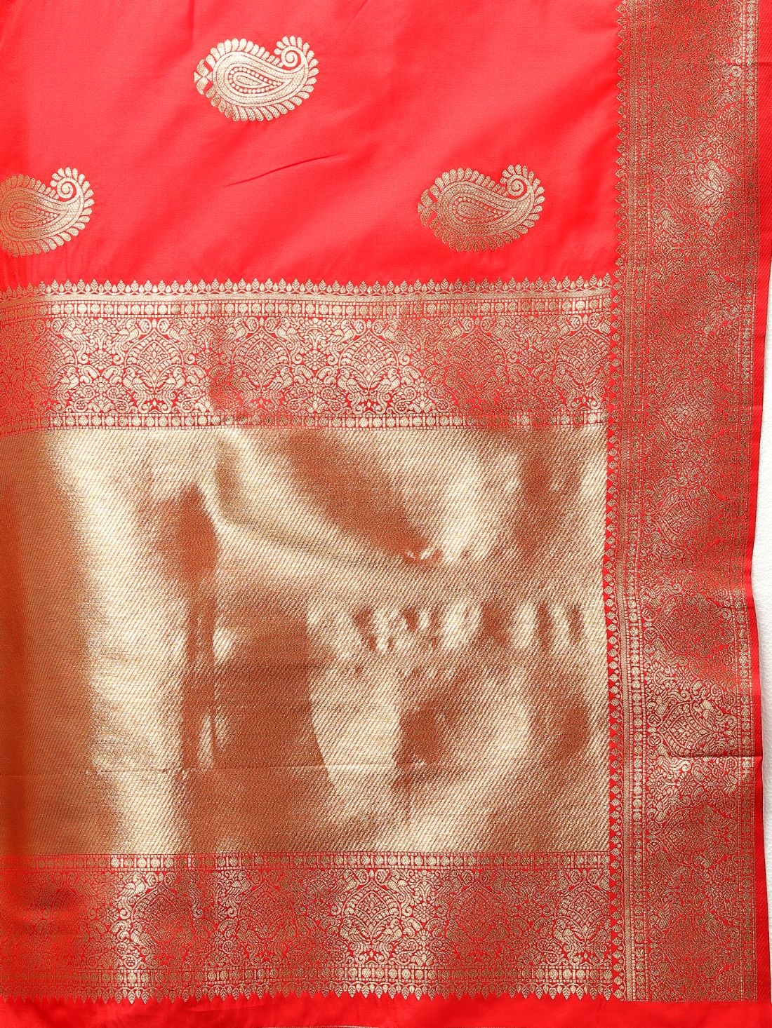 Red Color Exclusive Soft Silk Zari Woven Work With Rich Pallu and Contrast Border With Tessels Women's Saree with Unstiched Blouse Pieces.