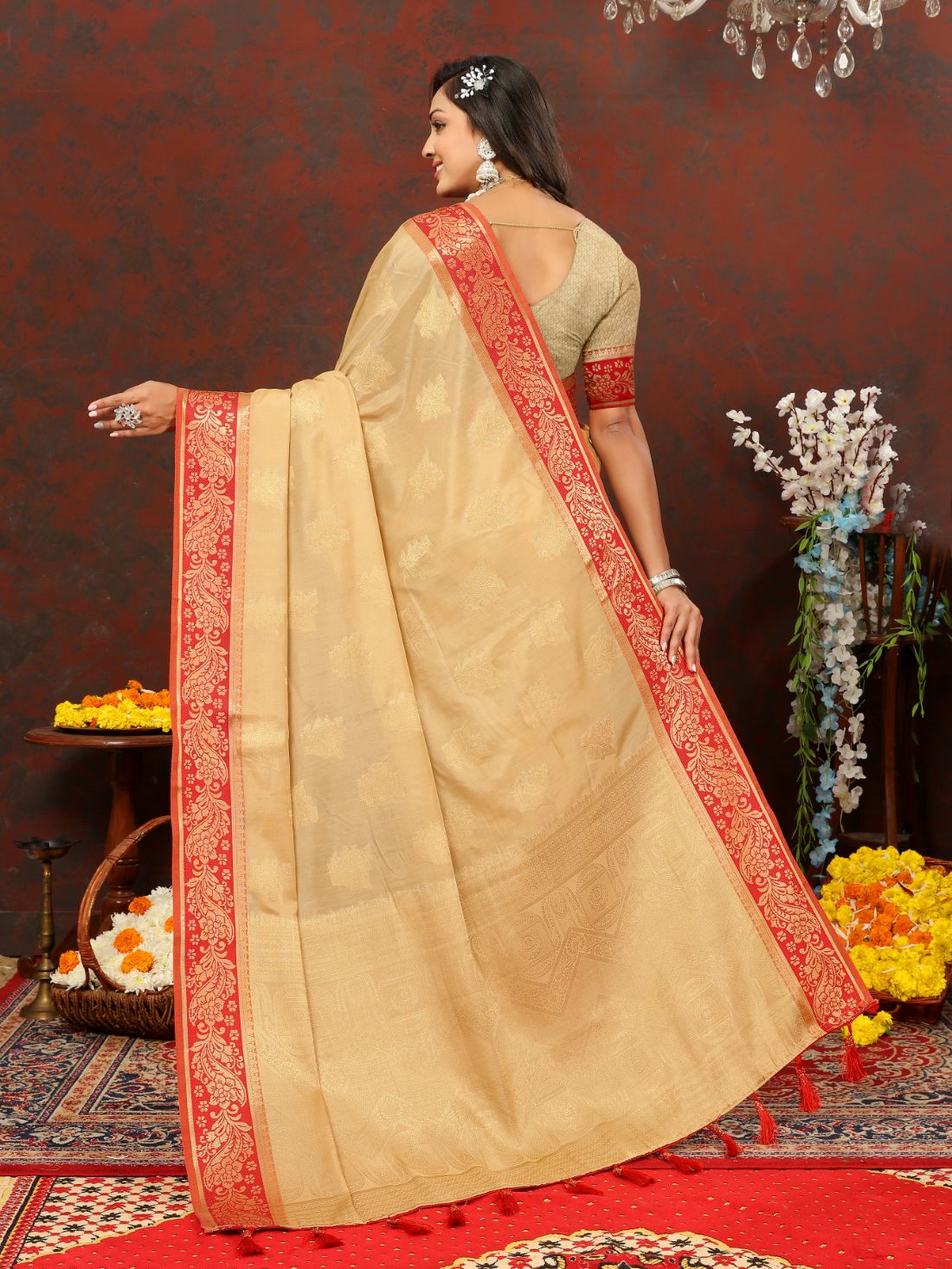 Cream Soft Cotton Silk Saree With Zari Weawing Design And Rich Zari Weawing Pallu With Contrast Border & Tessels Attach In Pallu With Unstiched Blouse Pieces.