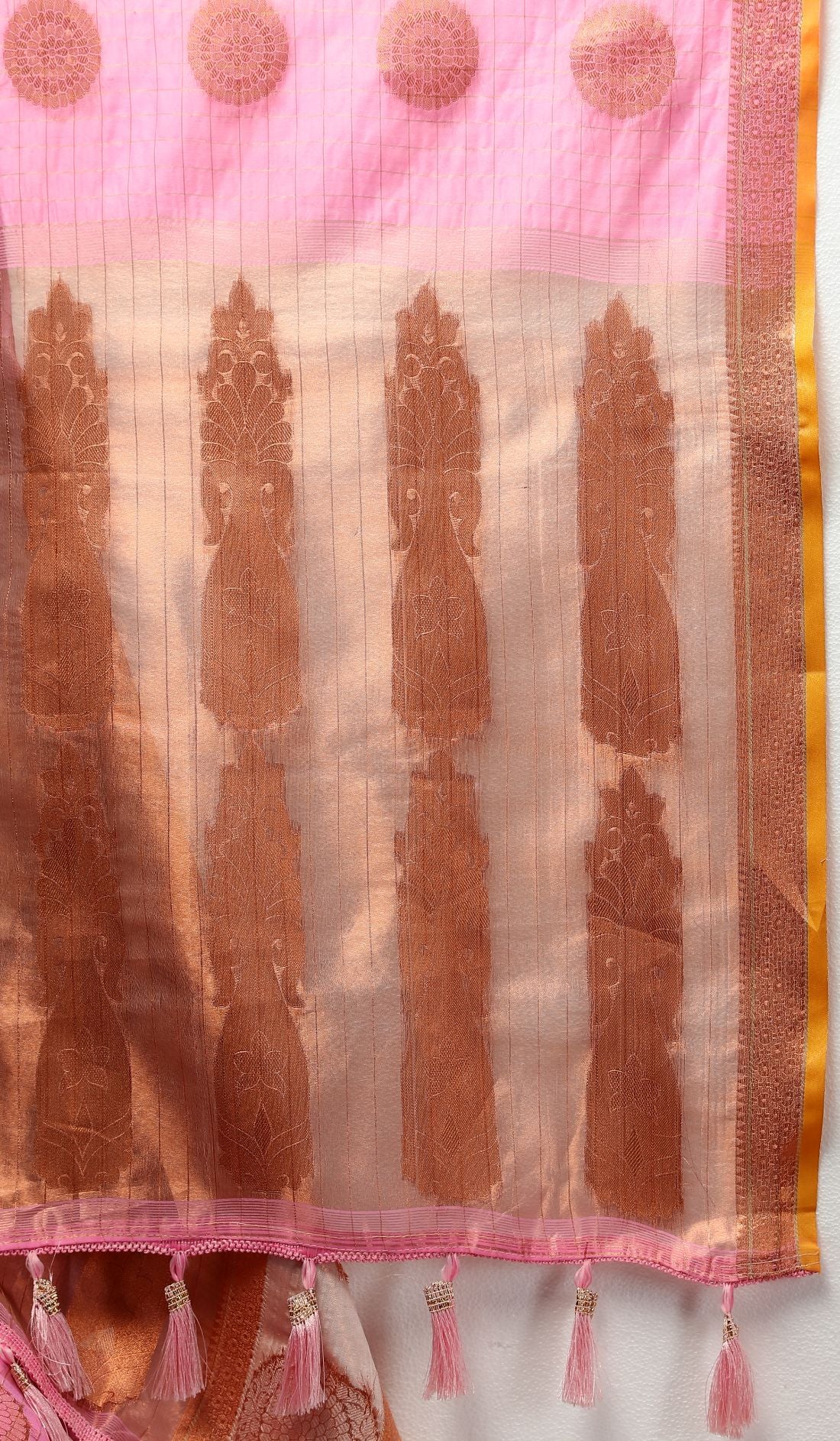 Pink Soft Cotton Silk Saree With Zari Weawing Design And Rich Zari Weawing Pallu With Contrast Border & Tessels Attach In Pallu With Unstiched Blouse Pieces.