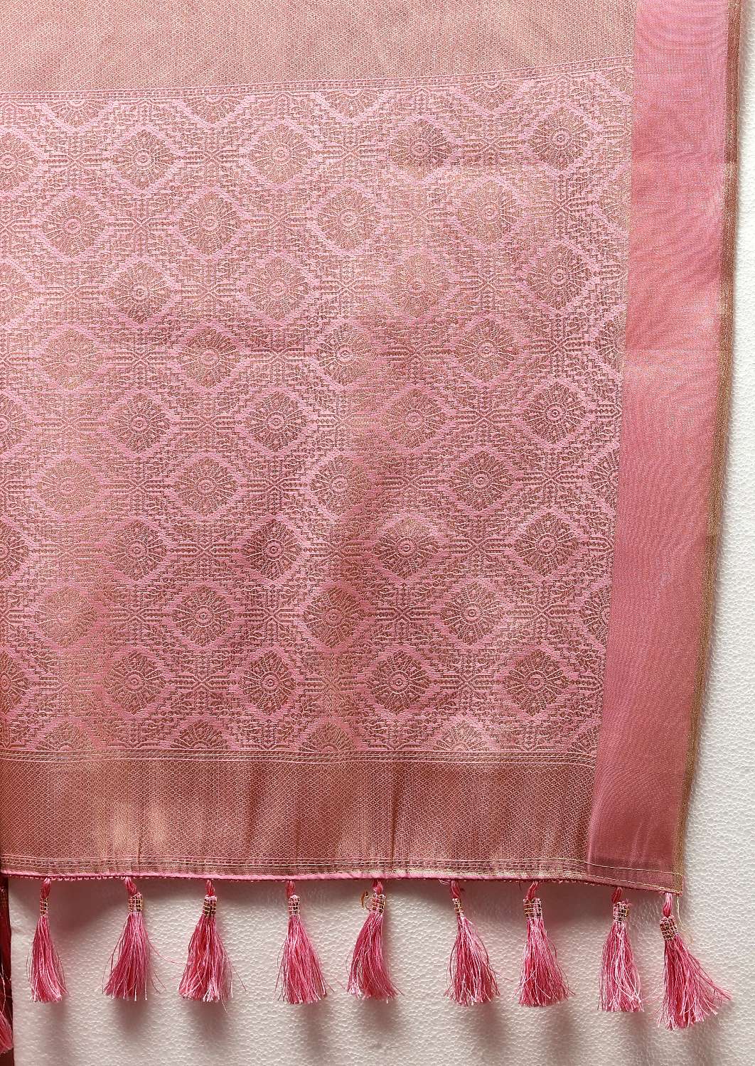 Pink Soft Cotton Silk Saree With Zari Weawing Design And Rich Zari Weawing Pallu With Contrast Border & Tessels Attach In Pallu With Unstiched Blouse Pieces.
