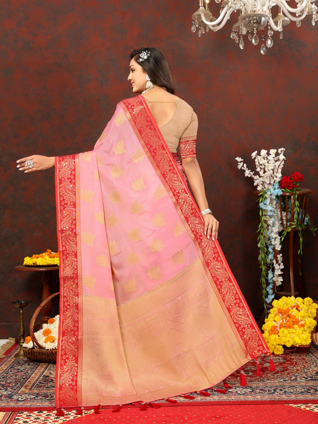 Pink Soft Cotton Silk Saree with Zari Weawing Design and Rich Zari Weawing Pallu with Contrast Border & Tessels attach in Pallu with Unstiched Blouse Pieces.
