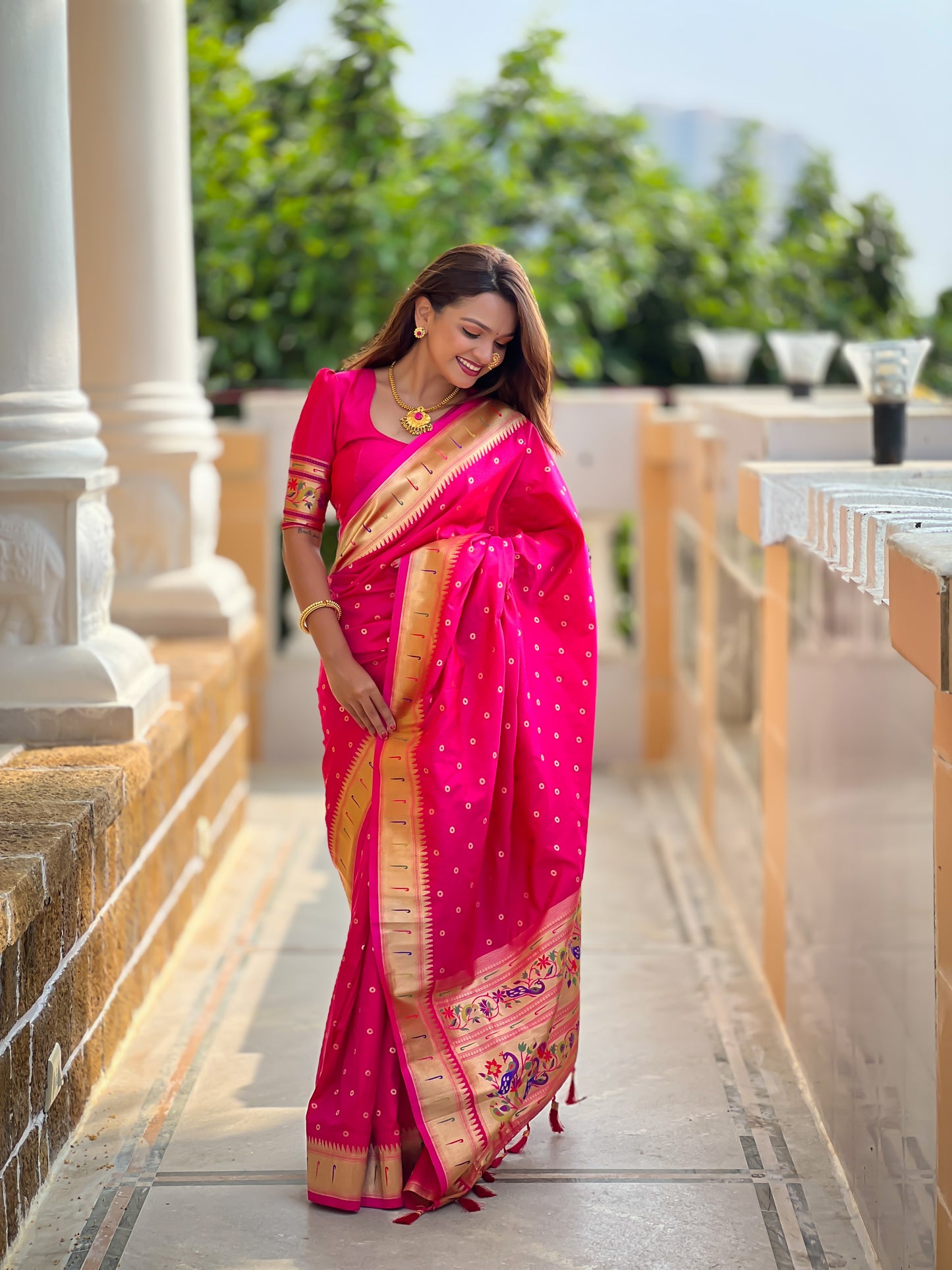 Twirling Dark Pink Paithani Silk Saree With Enrich Silk Blouse Piece