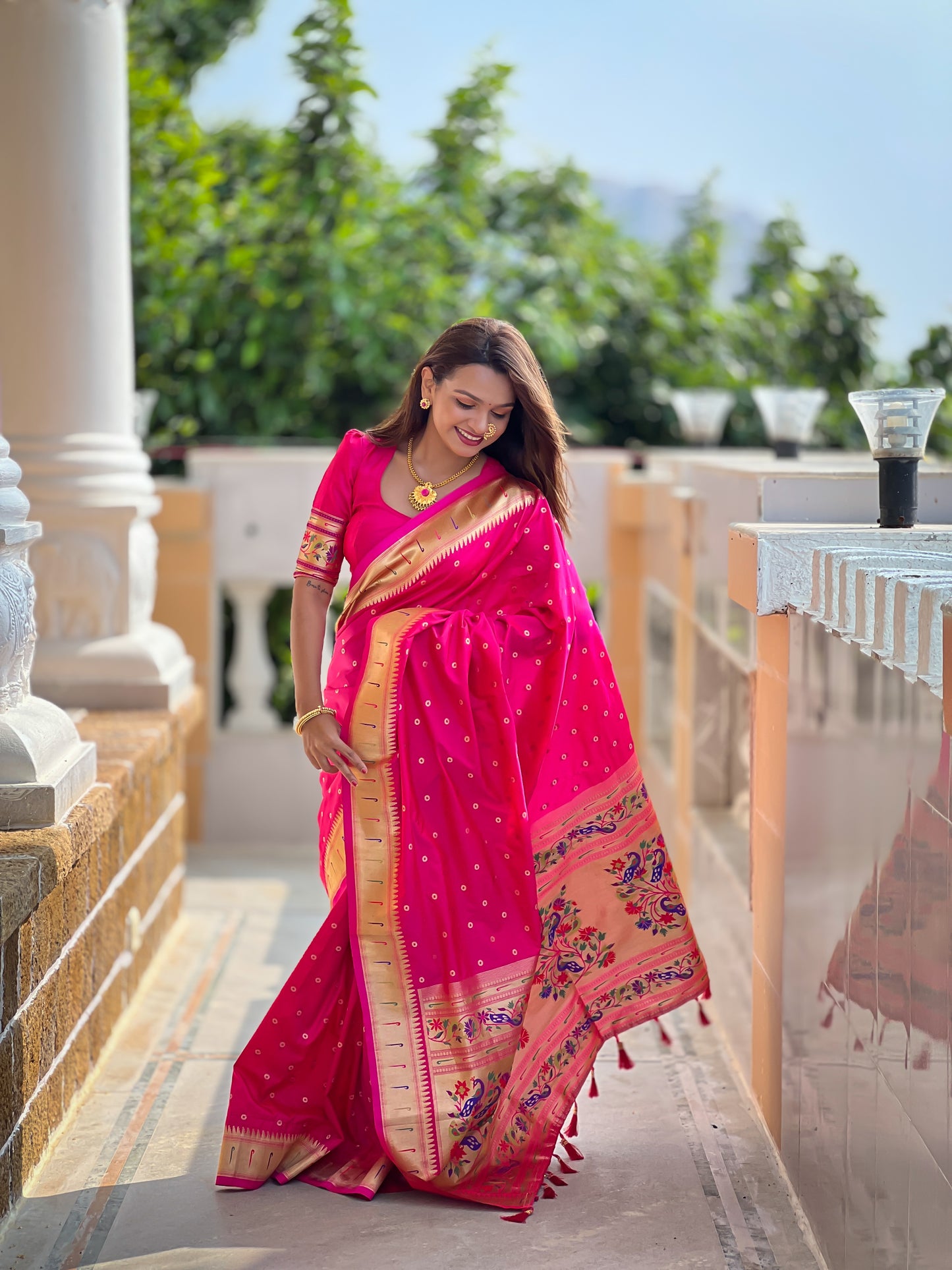Twirling Dark Pink Paithani Silk Saree With Enrich Silk Blouse Piece