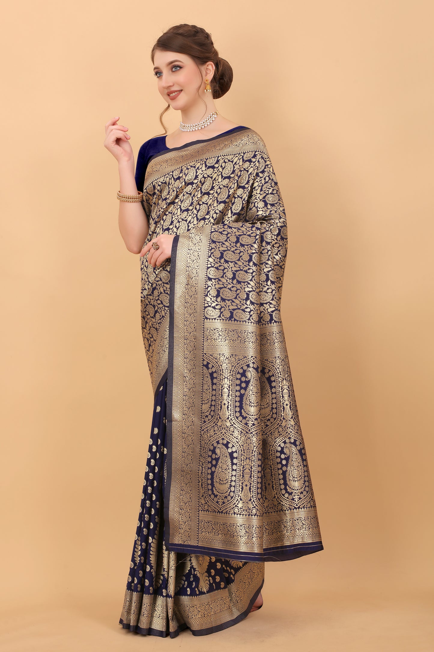 Kanjivaram Silk Saree With Rich golden Zari Wooven Pallu & Zari weawing Border With Beautiful Zari motifs weawing all over the Saree