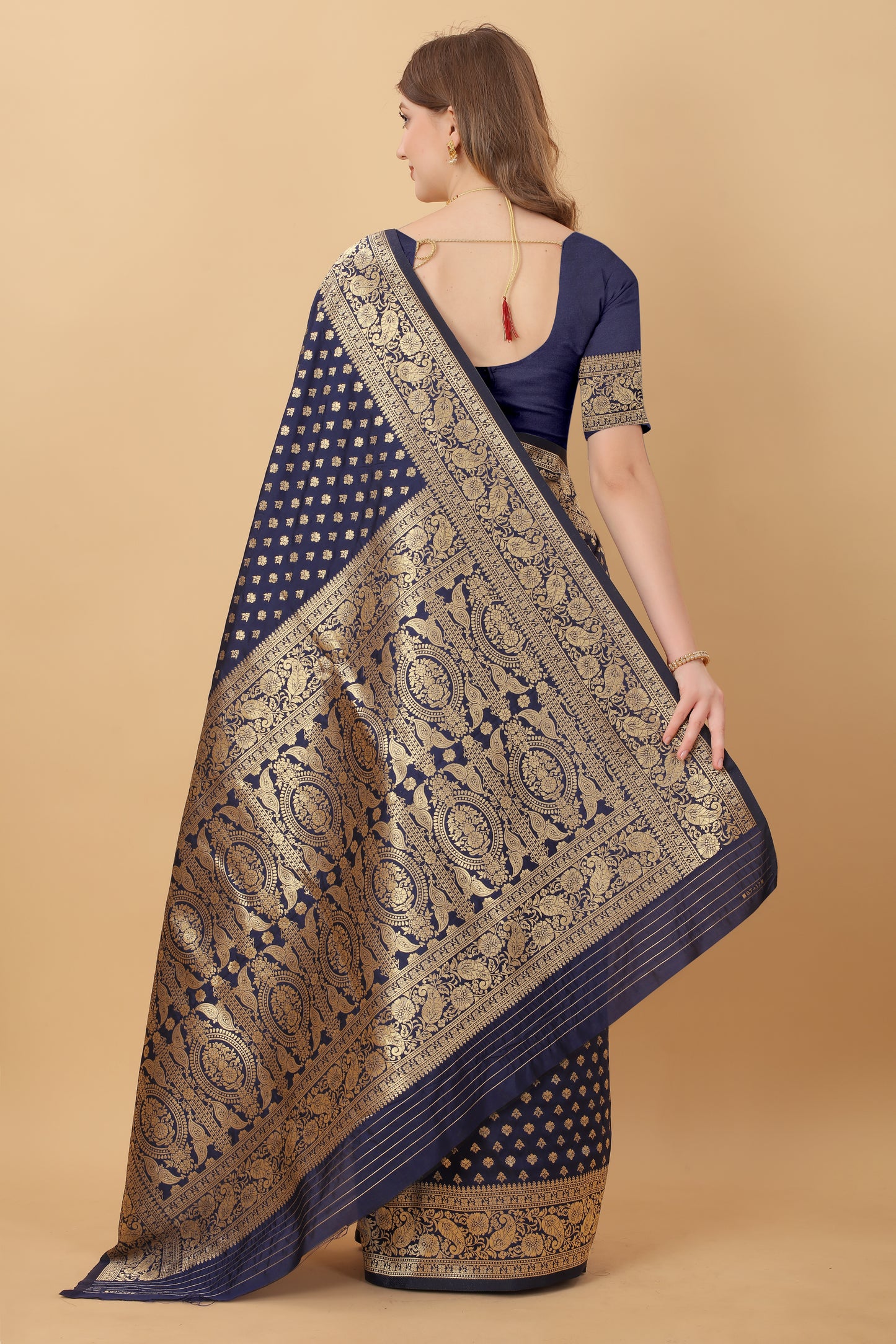 Kanjivaram Silk Saree With Rich golden Zari Wooven Pallu & Zari weawing Border With Beautiful Zari motifs weawing all over the Saree