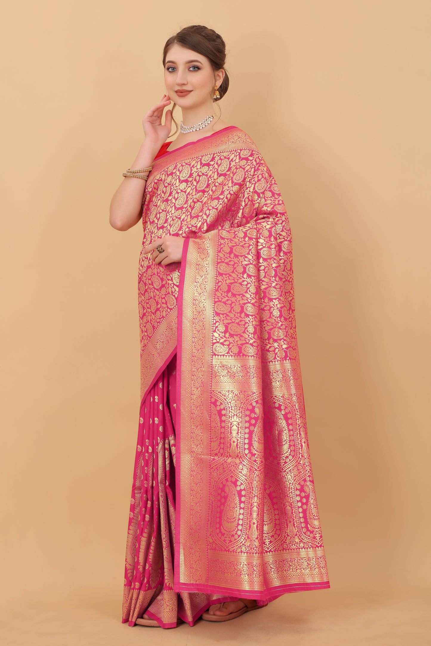 Kanjivaram Silk Saree With Rich golden Zari Wooven Pallu & Zari weawing Border With Beautiful Zari motifs weawing all over the Saree