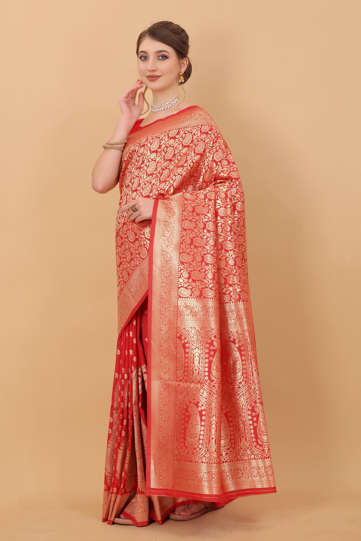 Kanjivaram Silk Saree With Rich golden Zari Wooven Pallu & Zari weawing Border With Beautiful Zari motifs weawing all over the Saree