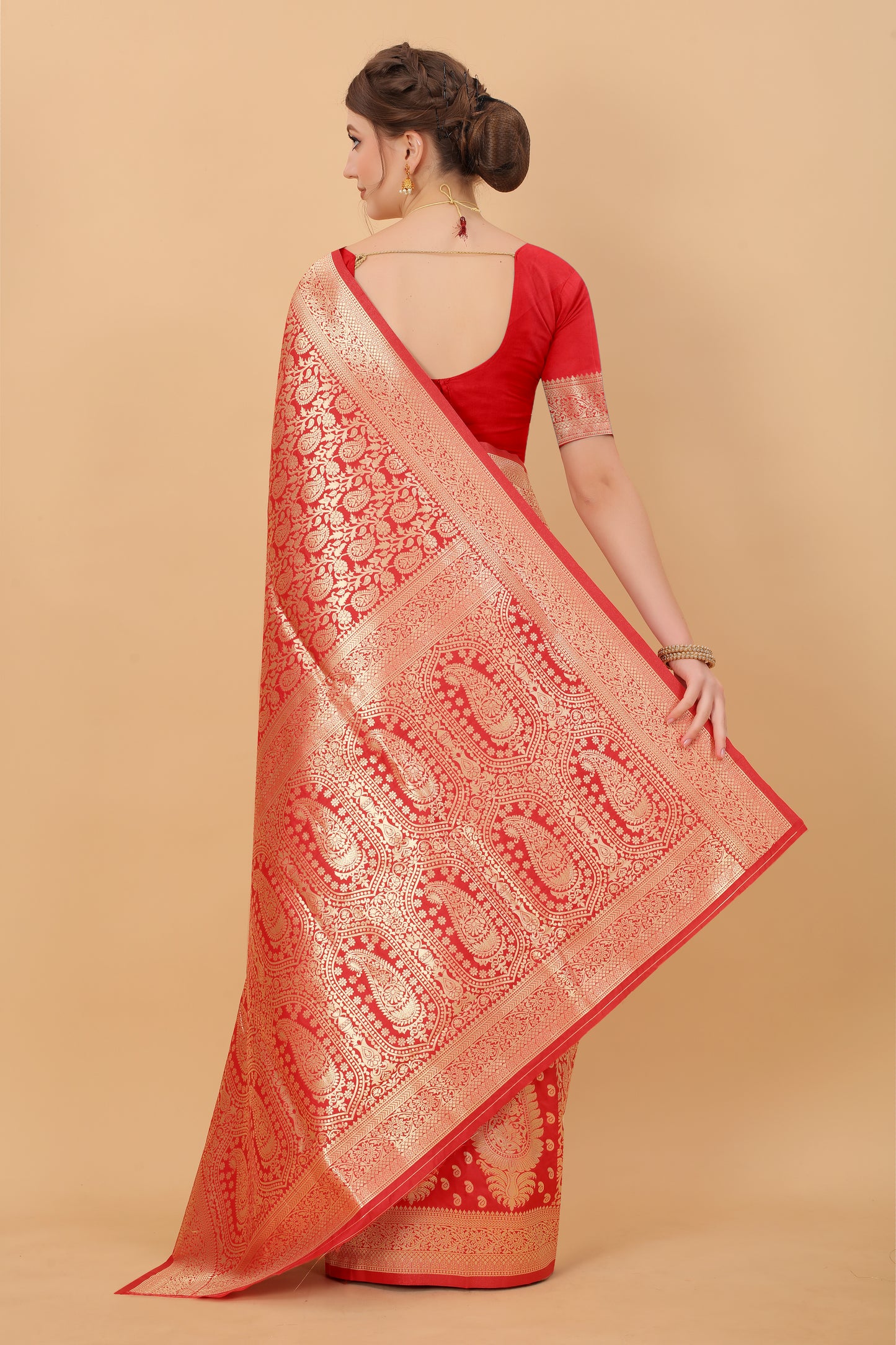Kanjivaram Silk Saree With Rich golden Zari Wooven Pallu & Zari weawing Border With Beautiful Zari motifs weawing all over the Saree
