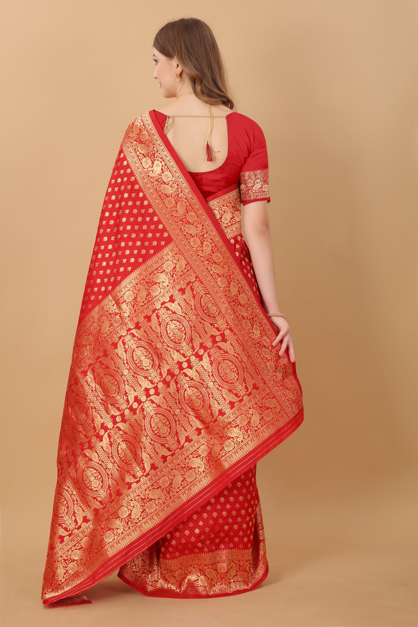 Kanjivaram Silk Saree With Rich golden Zari Wooven Pallu & Zari weawing Border With Beautiful Zari motifs weawing all over the Saree