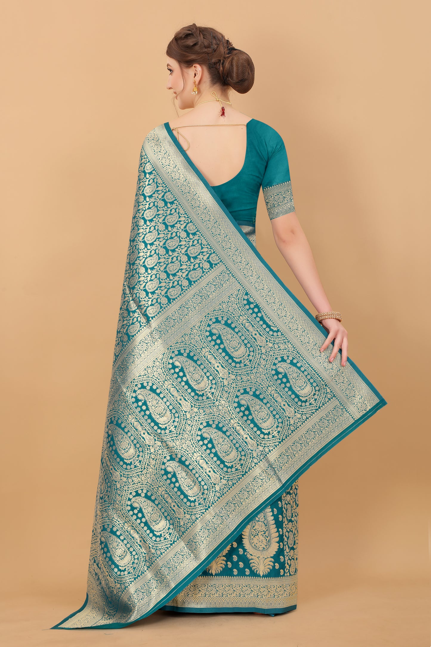 Kanjivaram Silk Saree With Rich golden Zari Wooven Pallu & Zari weawing Border With Beautiful Zari motifs weawing all over the Saree