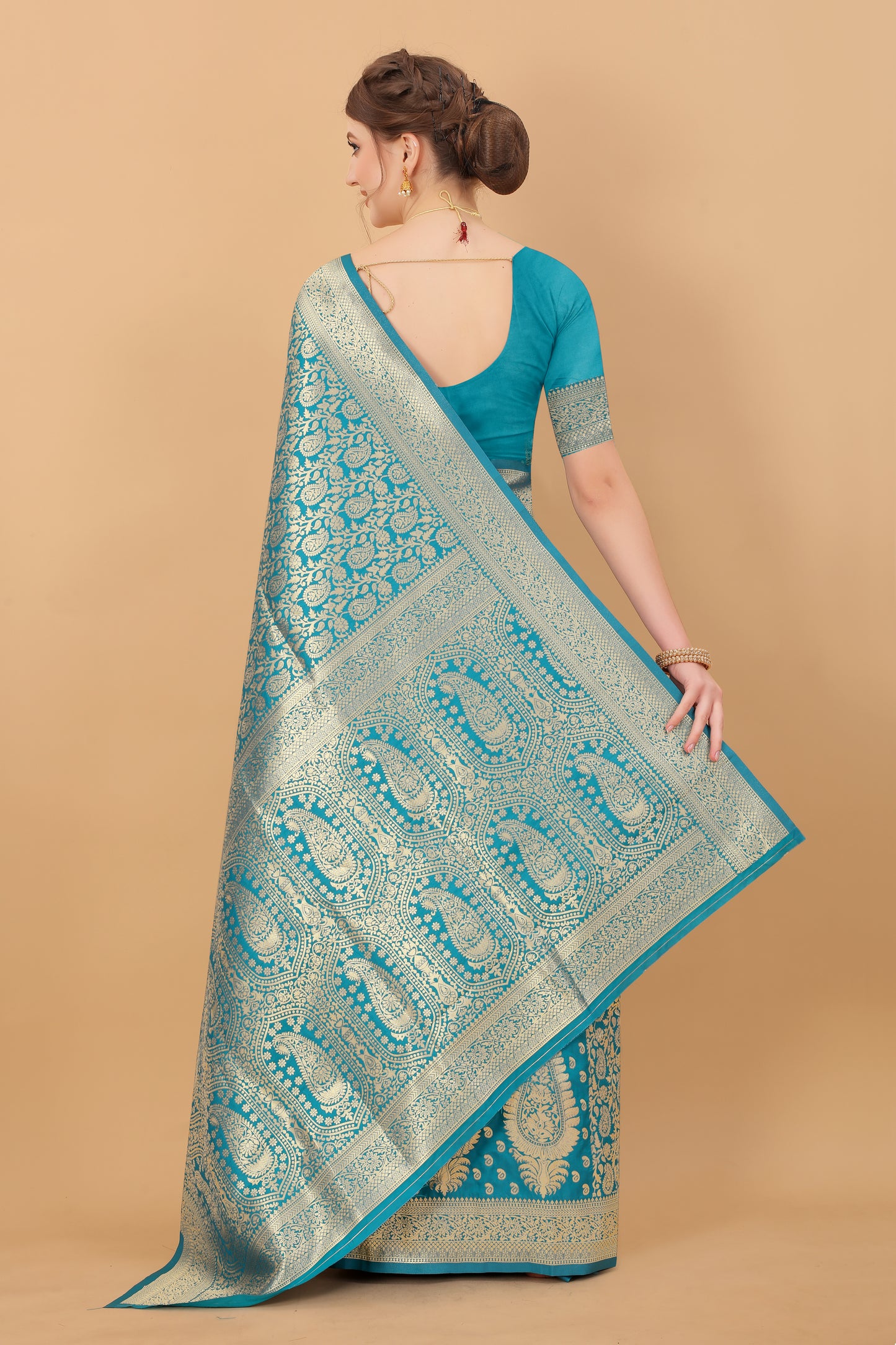 Kanjivaram Silk Saree With Rich golden Zari Wooven Pallu & Zari weawing Border With Beautiful Zari motifs weawing all over the Saree