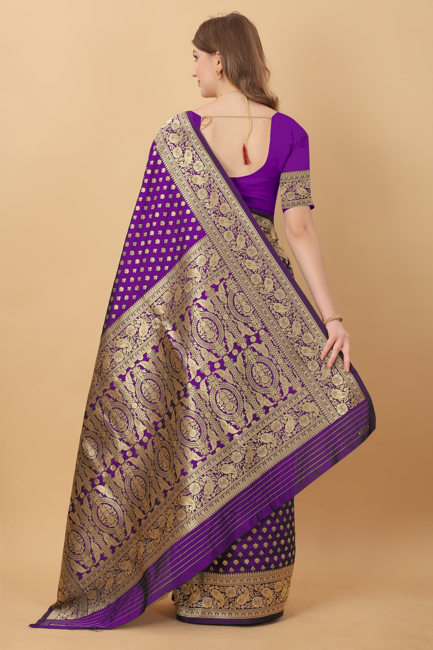 Kanjivaram Silk Saree With Rich golden Zari Wooven Pallu & Zari weawing Border With Beautiful Zari motifs weawing all over the Saree