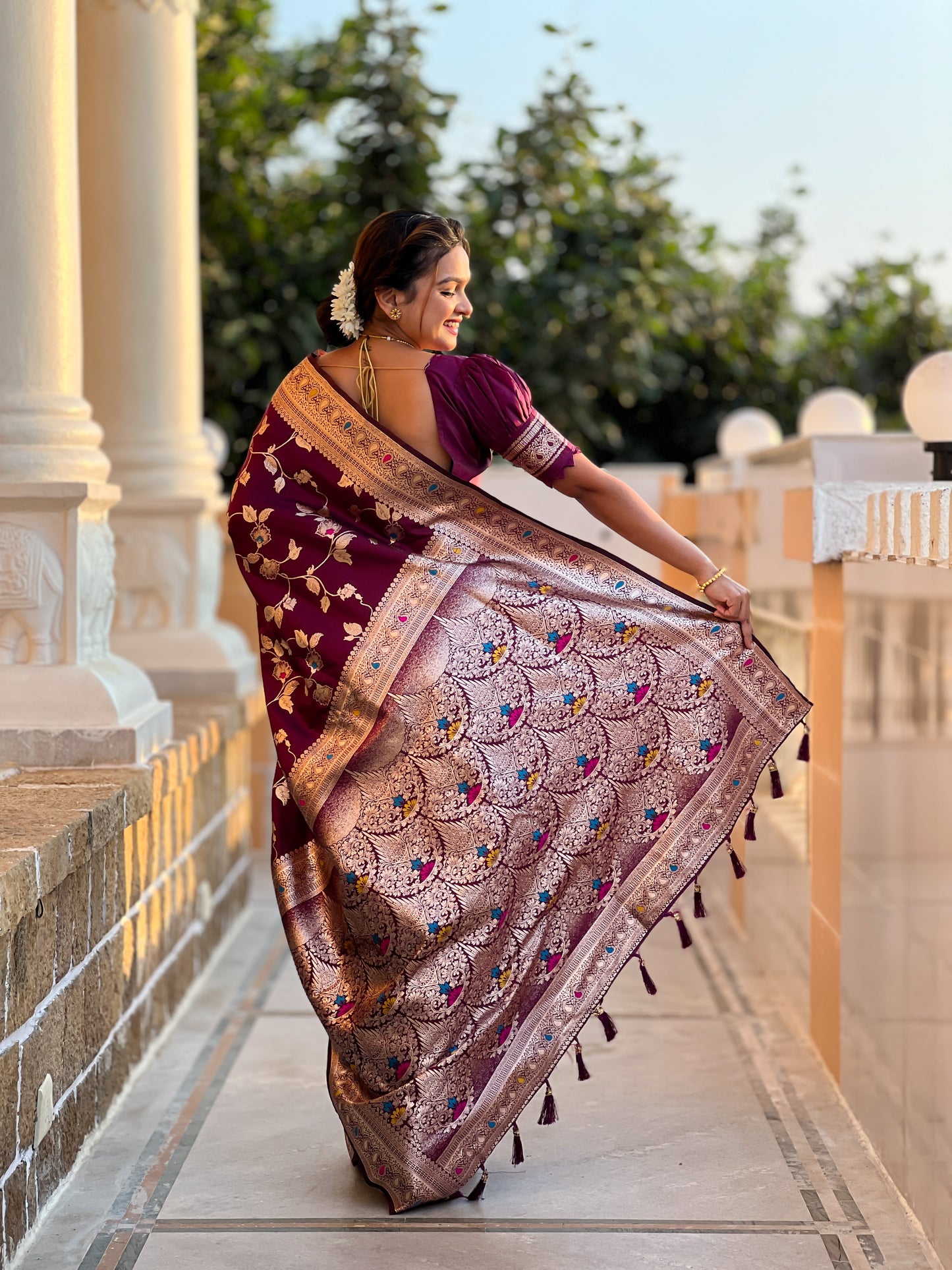Women Floral Woven Saree with Blouse Piece