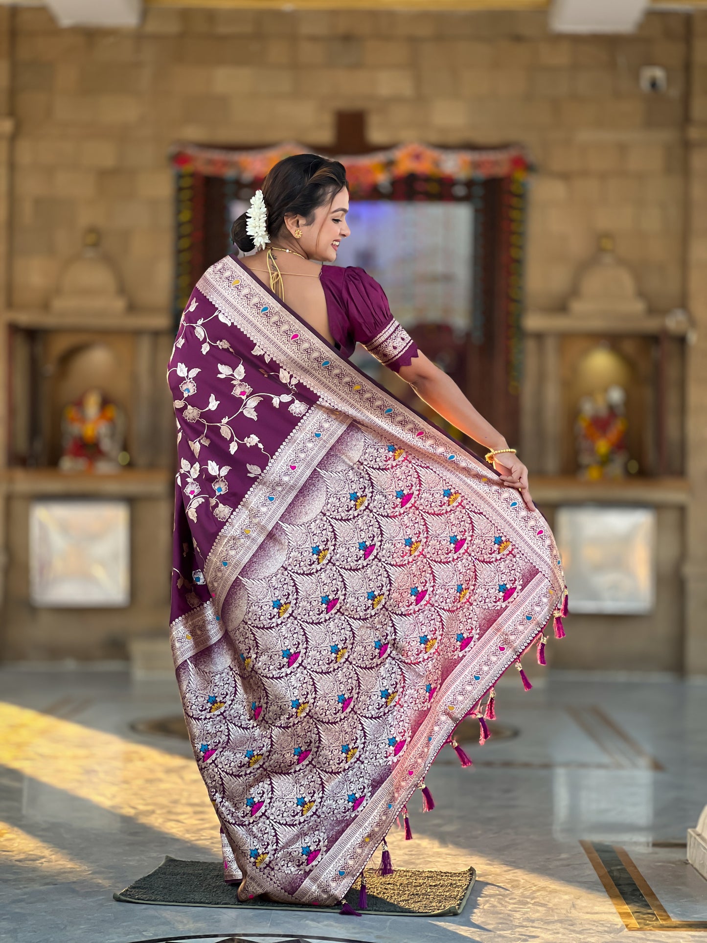 Women Floral Woven Saree with Blouse Piece