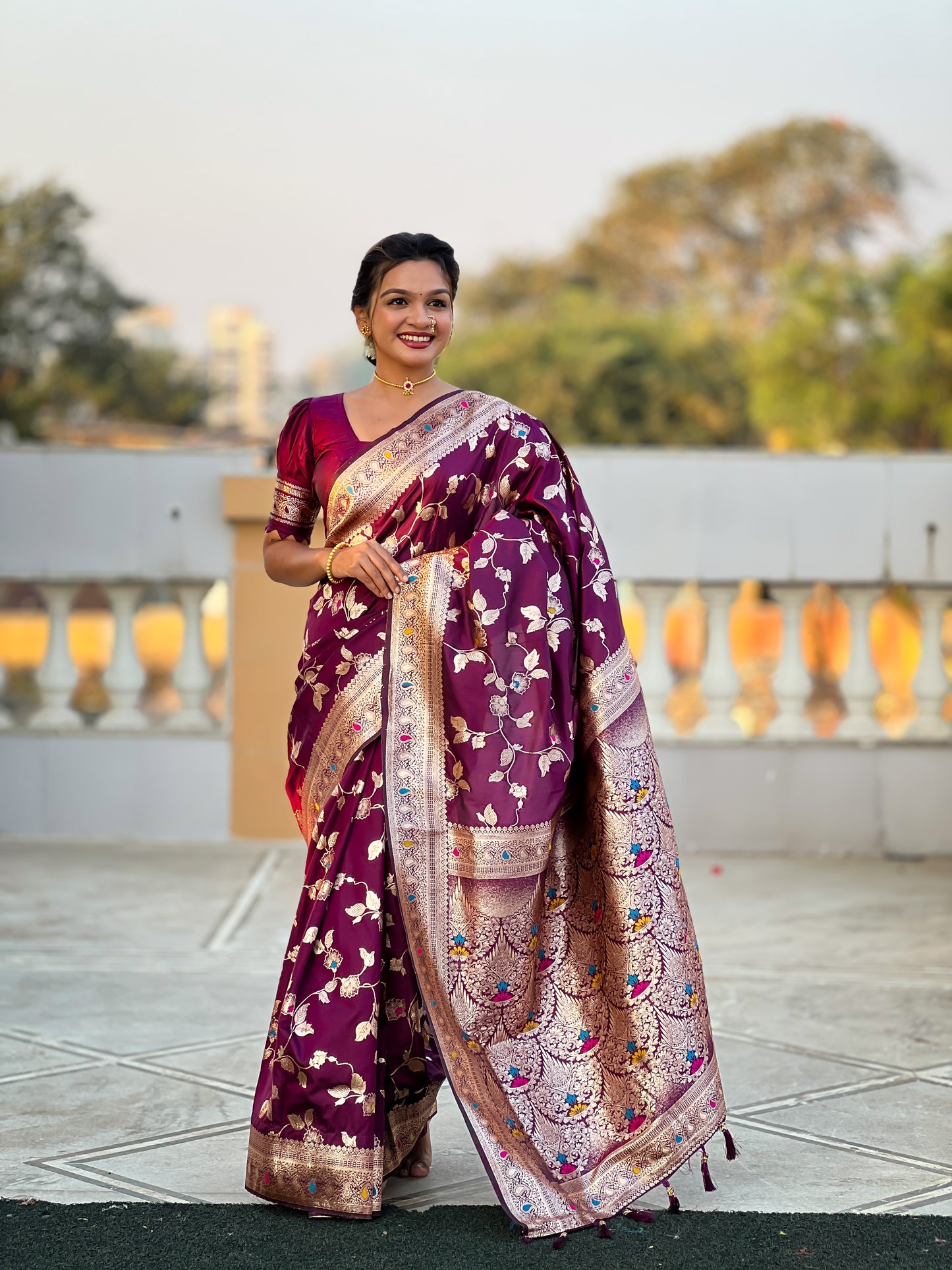 Women Floral Woven Saree with Blouse Piece