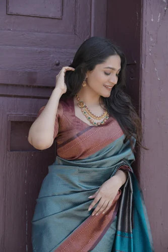 Pure Banarasi Silk Saree With Twirling Blouse Piece.
