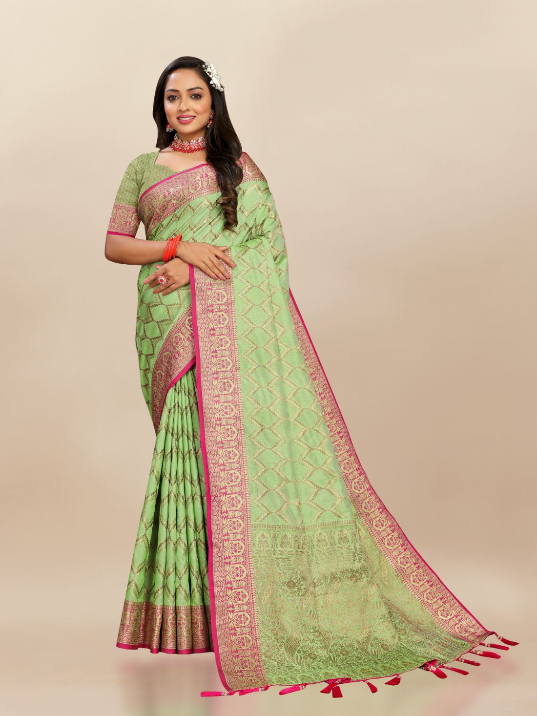 Green Color Soft  katan silk saree with copper zari weawing design and Rich Zari weawing Pallu with Unstiched Blouse piece.