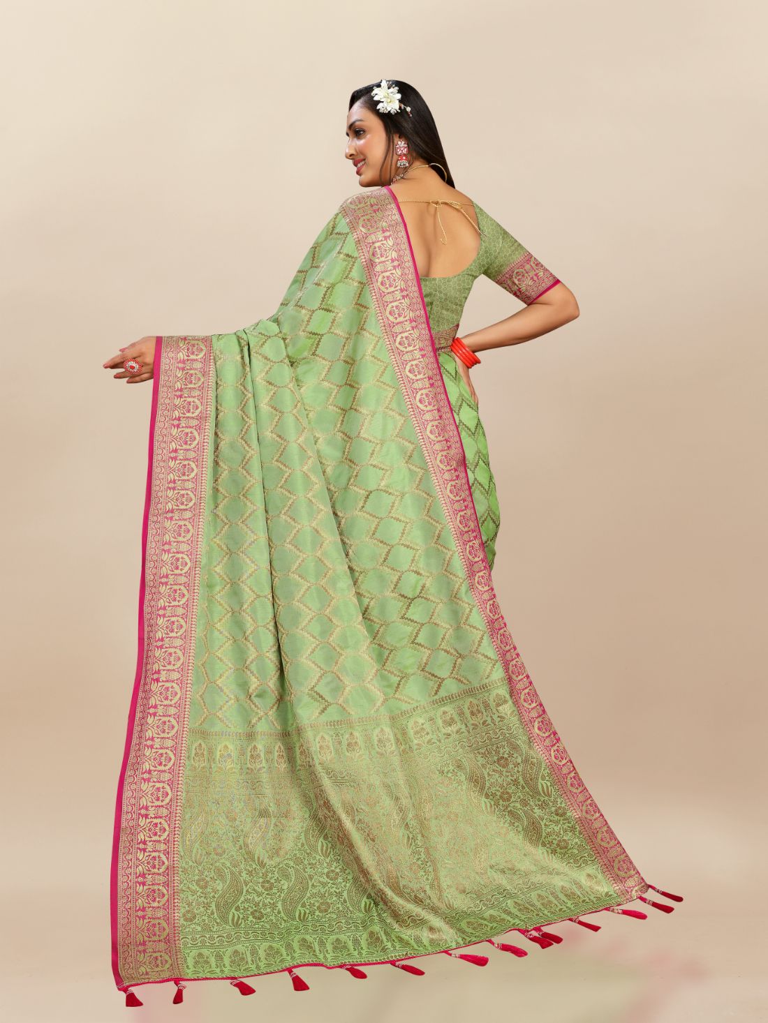 Green Color Soft  katan silk saree with copper zari weawing design and Rich Zari weawing Pallu with Unstiched Blouse piece.