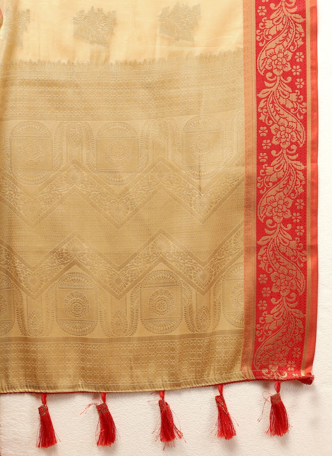 Cream Soft Cotton Silk Saree With Zari  Weawing Design  And Rich Zari Weawing Pallu With Contrast Border & Tessels Attach In Pallu With Unstiched Blouse Pieces.